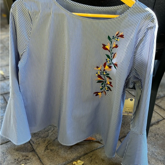 ✨Host pick ✨Ladies Blue & White Stripe Floral Embroidered Bell Sleeve To… - Picture 11 of 16